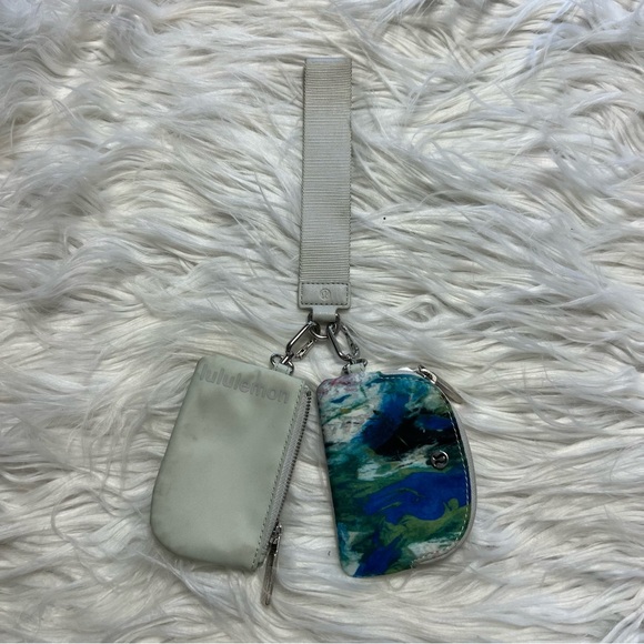 Lululemon dual pouch wristlet * rare color - Picture 5 of 8